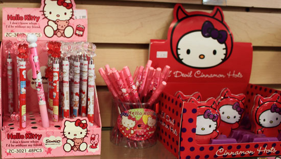 Continental-Hello-Kitty-crayons-bonbons-fev2013