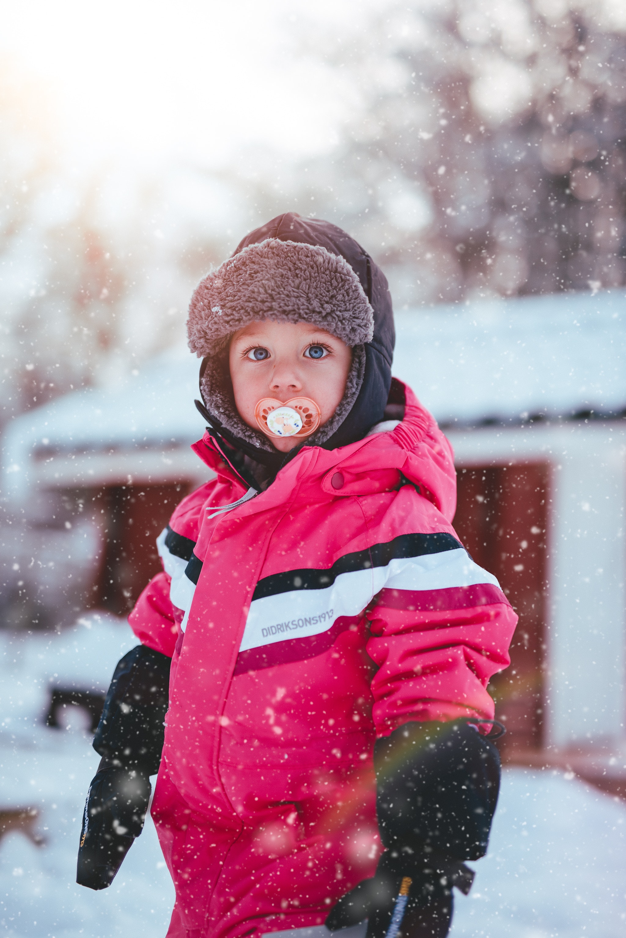Помощь снежку. Мальчик зимой. Зимние куртки для детей. Мальчик в зимней одежде. Дети одетые зимой.